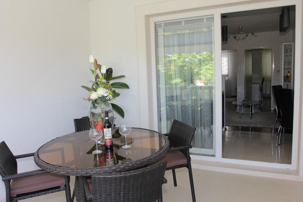 Holiday House Pine Tree Nerezisca Екстериор снимка