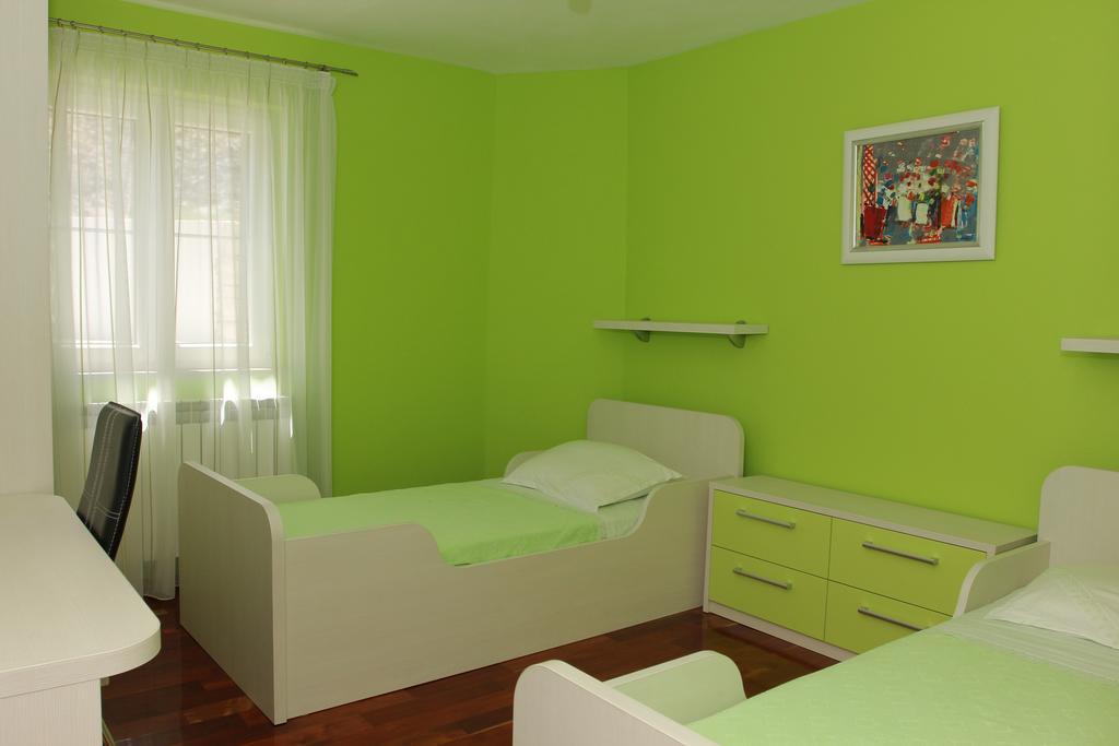 Holiday House Pine Tree Nerezisca Екстериор снимка